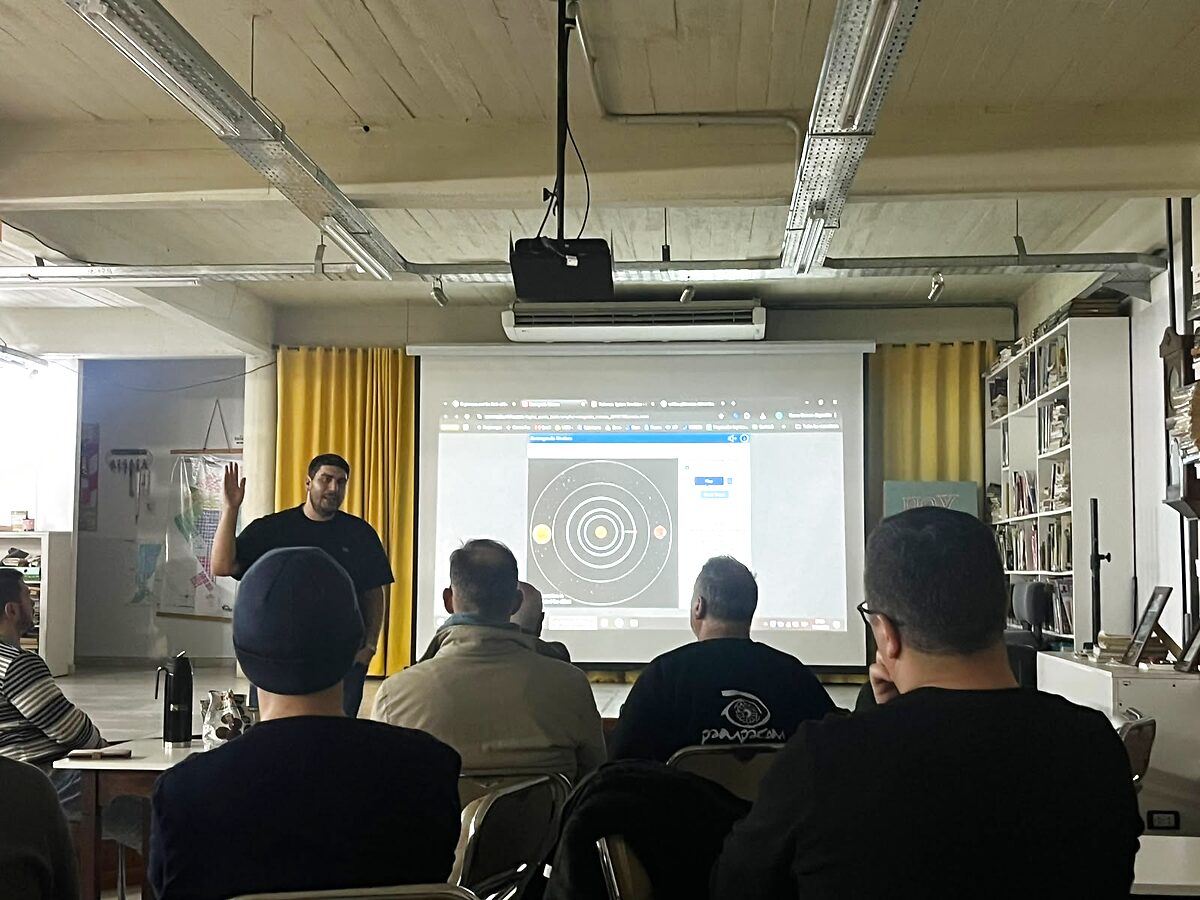 Bernardo explica el movimiento de los planetas con una simulación proyectada