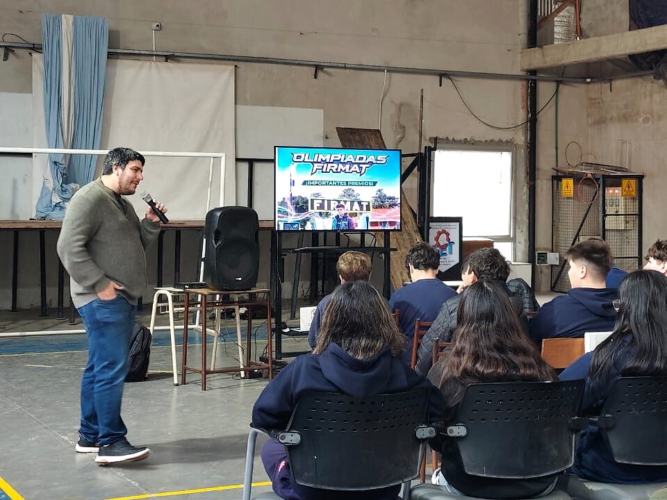 Bernardo presenta la Olimpiada con micrófono frente a alumnos de secundaria